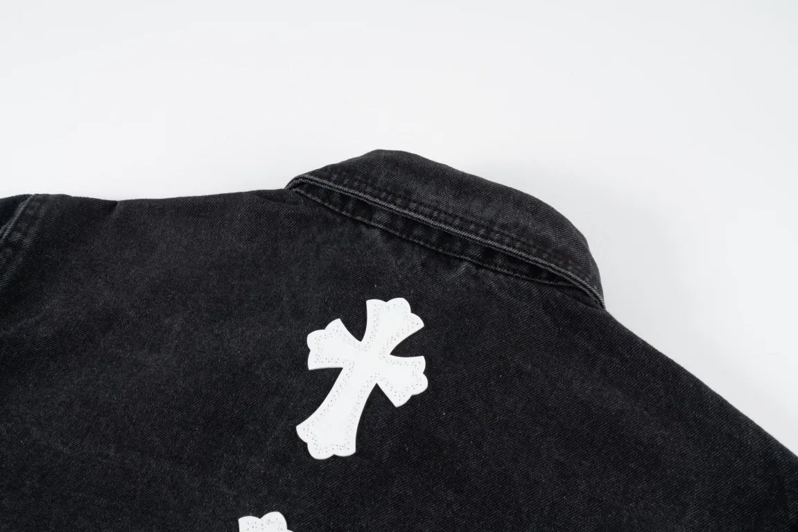 P260 ChromeHearts classic embroidered leather label distressed washed two-color denim jacket 🐂 Hot new release 🐂 High-quality denim fabric The upper body is comfortable and stylish High-quality turning and fine washing The details are clearly identifiable The classic design is iconic 🔥A must-have for daily street use It is very suitable for the current season 👍🏻 The loose fit upper body covers the flesh, simple, comfortable and fun with the trend! 💯 Style number: 1586# Color: black with white label Size: M L